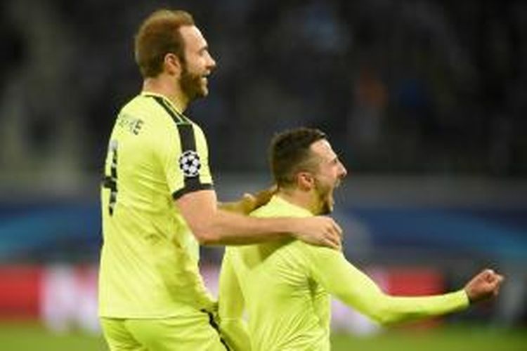 Dua pemain Gent, Daniel Milicevic (kanan) dan Laurent Depoitre merayakan gol ke gawang Zenit St Petersburg pada partai pamungkas Grup H Liga Champions, Kamis (9/12/2015).