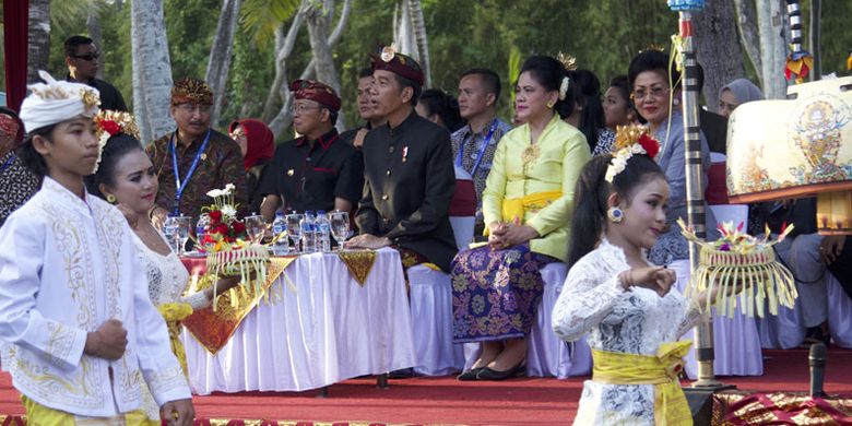 Presiden Joko Widodo (ketiga kanan), Ibu Negara Iriana Joko Widodo (kedua kanan), Menteri Pariwisata Arief Yahya (kiri) dan Gubernur Bali I Wayan Koster (kedua kiri) menyaksikan Karnaval Budaya Bali di kawasan Nusa Dua, Bali, Jumat (12/10/2018). Karnaval tersebut merupakan rangkaian acara dari Pertemuan Tahunan IMF - World Bank Group 2018 di Bali. 