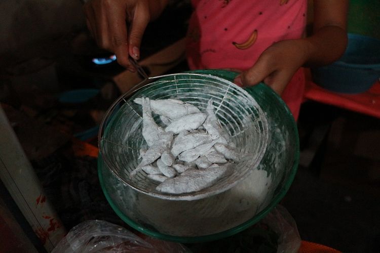 Ikan wader dengan baluran tepung sebelum digoreng dan disantap dengan sambal di sebuah warung di Mojokerto, Jawa Timur, Senin (4/6/2018). Sambal wader merupakan salah satu kuliner khas Mojokerto yang sulit ditemui.