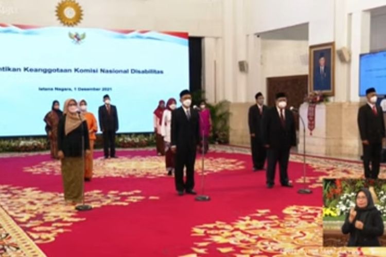 Para anggota Komisi Nasional Disabilitas saat mengikuti pelantikan di Istana Negara, Rabu (1/12/2021).