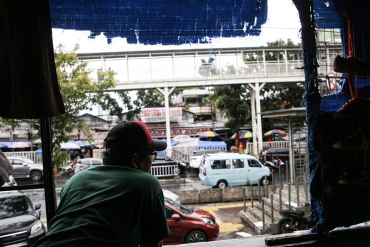 Pedagang menunggu pembeli di Pasar Tanah Abang Blok G, Jakarta Pusat, Rabu (15/2/2023).