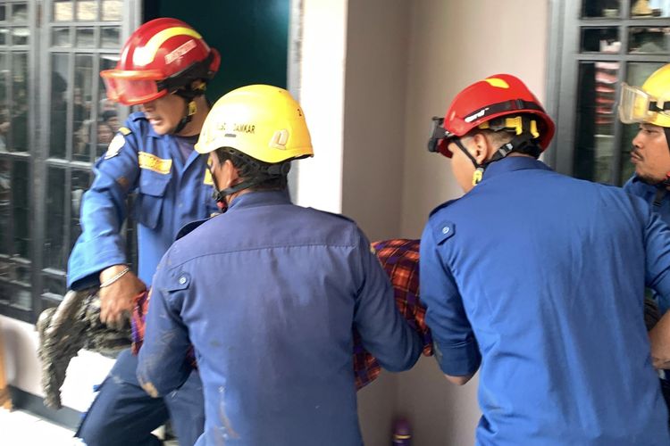 Pria Paruh Baya di Bogor Tewas Dalam Sumur Diduga Hirup Gas Beracun, Tim Damkar Bantu Evakuasi