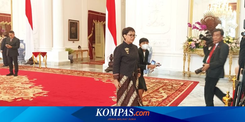 Saat Menlu Retno Pakai Kebaya Ala Jeng Yah "Gadis Kretek" di Acara Resmi Istana...