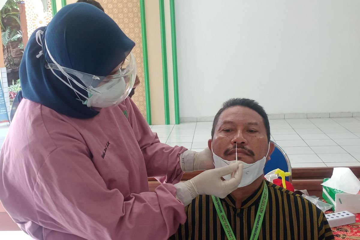 Suasana tes swab antigen oleh Dinkes Kota Malang di MIN 1 Kota Malang pada Kamis (20/1/2022) setelah adanya salah satu pelajar yang terpapar COVID-19. 