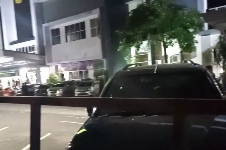 Mobil Mitsubishi Pajero yang ditumpangi almarhum ketika terparkir di halaman RSUD dr Soegiri, Lamongan, Rabu (6/4/2022).