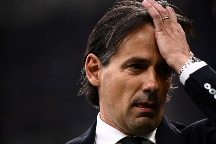 Ekspresi pelatih kepala Inter Milan, Simone Inzaghi, saat timnya melawan AS Roma di San Siro pada 23 April 2022. Inzaghi memasang target timnya mencetak 100 gol pada Serie A musim 2022-23.