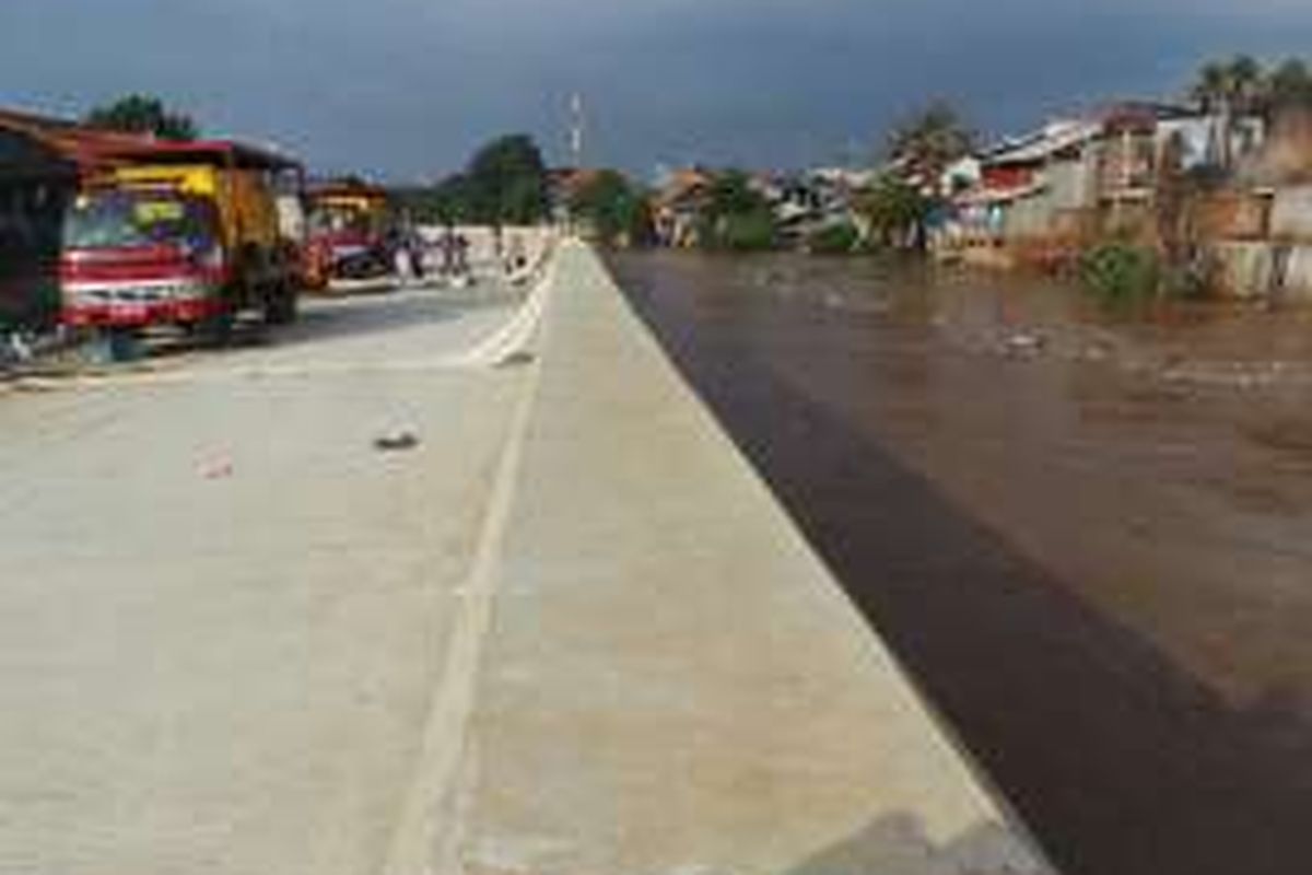 Kondisi air Ciliwung di Kampung Pulo, Jakarta Timur. Selasa (8/3/2016)