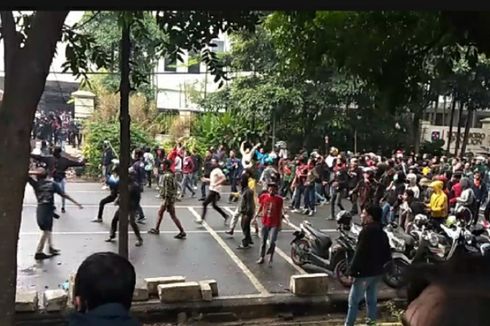 Demo di Bandung Kembali Ricuh, Area Gedung Sate Dilempari Batu