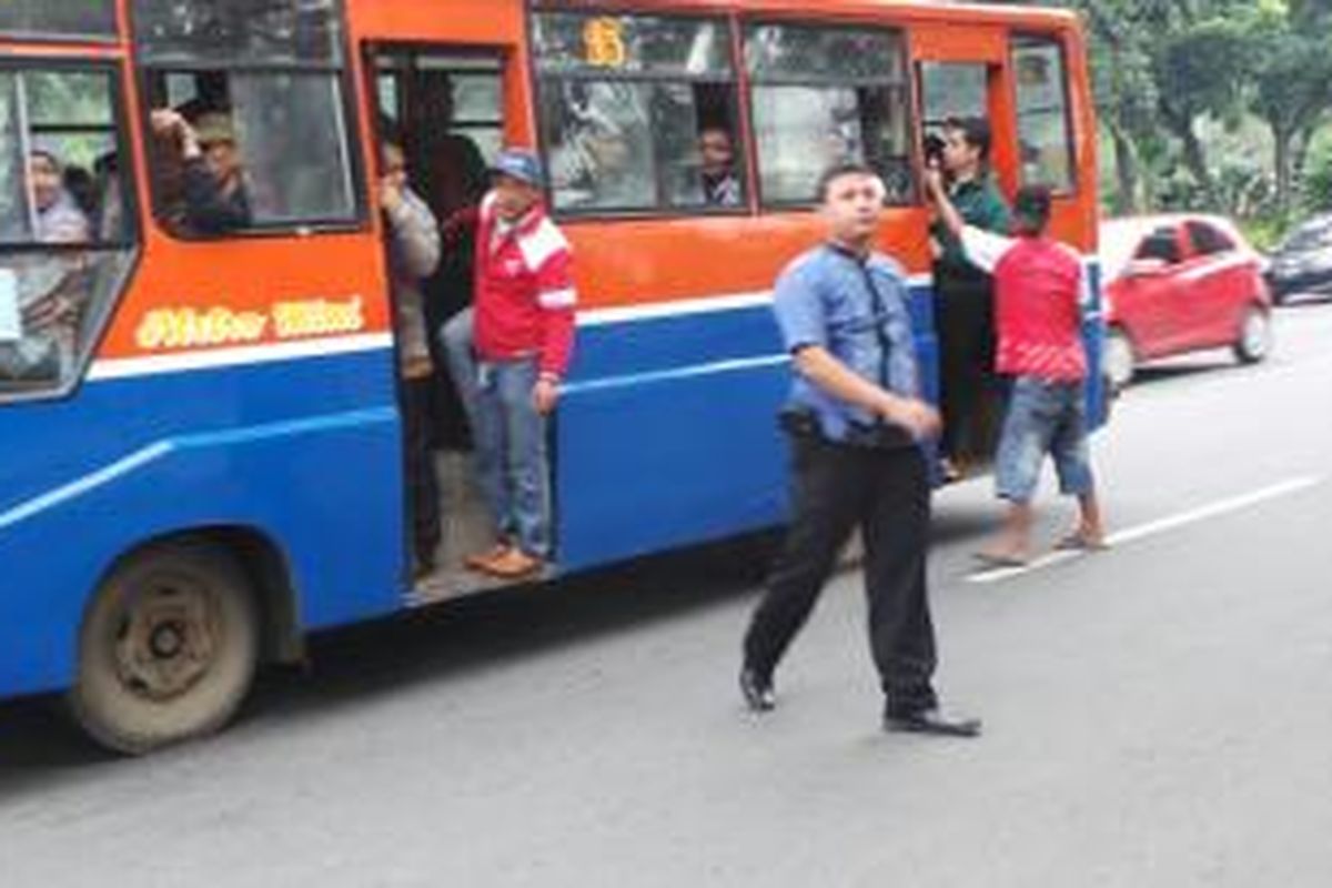 Salah satu PNS Pemprov DKI Jakarta menaiki bus sedang ketika berkantor ke Balaikota, Jumat (3/1/2014).
