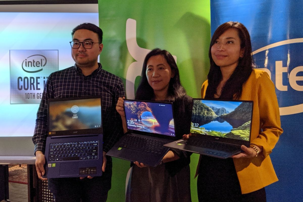 Theresia Hanydawati, Consumer Produk Head Acer Indonesia (tengah); Michael Christian, Consumer Notebook Product Manager Acer Indonesia di acara peluncuran laptop Acer di Jakarta, Rabu (16/10/2019).