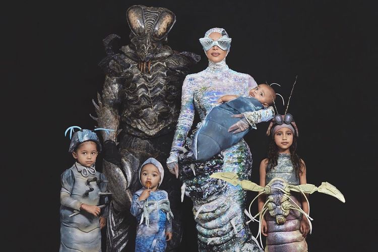 Foto keluarga Kanye West dan Kim Kardashian mengenakan kostum serangga.