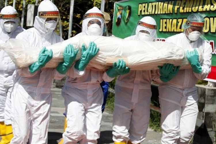 Tim Bidang Kedokteran dan Kesehatan (Biddokkes) Polda Jawa Tengah memberikan pelatihan pemulasaran jenazah pasien COVID-19 kepada relawan di kawasan Stadion Manahan, Solo, Jawa Tengah, Selasa (6/7/2021).