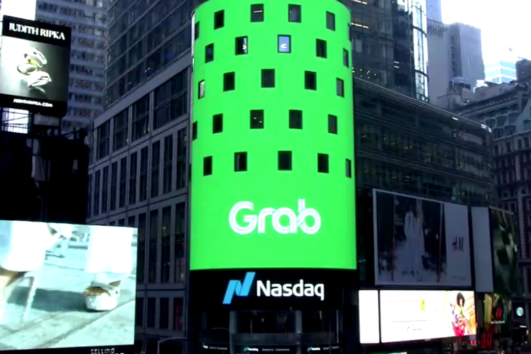 Logo Grab terpampang di Nasdaq Tower di Times Square, New York, Amerika Serikat jelang IPO, Kamis (2/12/2021).