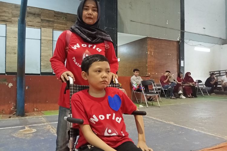 Ai Titing (44) beserta putra ketiganya Arya (14) saat menghadiri acara Thalasemia Se Dunia di Majalaya, Kabupaten Bandung, Jawa Barat.