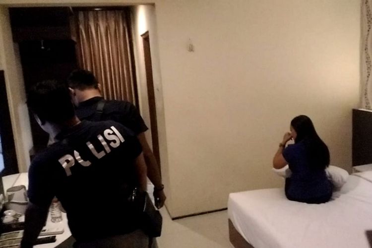 Dua penyidik reskrim Polres Madiun Kota menggeledah kamar hotel yang digunakan tempat prostitusi online, Selasa (14/1/2019). 