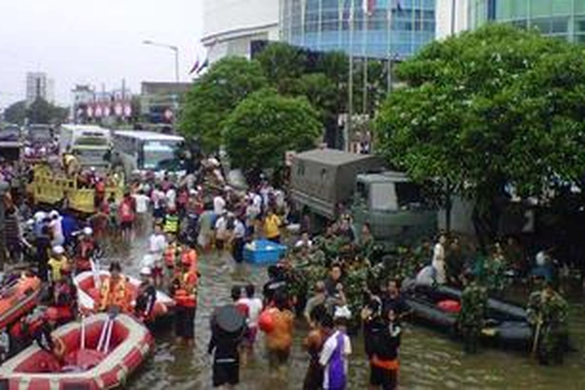 Warga dan tim relawan memadati Jalan Pluit Raya atau tepatnya di seberang Emporium Pluit Mall dan Pluit Junction, Jakarta Utara, Sabtu (19/1/2013). Banjir setinggi 1,5 hingga 2,5 meter membuat warga mengungsikan diri ke kawasan tersebut.