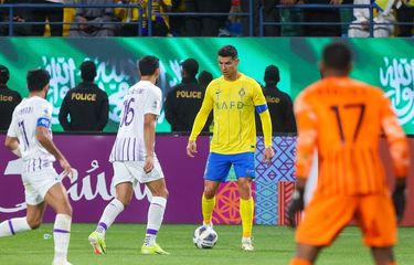 Penyerang Al Nassr Cristiano Ronaldo (kuning) terlihat menjaga bola selama pertandingan sepak bola Liga Champions Asia antara Al-Nassr vs Al-Ain di Stadion Al-Awal Park di Riyadh pada 11 Maret 2024.