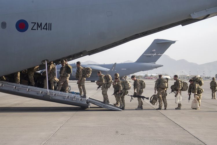 Foto yang dirilis Kementerian Pertahanan Inggris ini memperlihatkan personel militer menaiki pesawat A400M yang meninggalkan Kabul, Afghanistan, pada Sabtu, 28 Agustus 2021. Inggris memutuskan mengakhiri evakuasi dan mulai membawa pulang pasukan. Kementerian pertahanan menerangkan penerbangan evakuasi terakhir sudah meninggalkan Kabul.