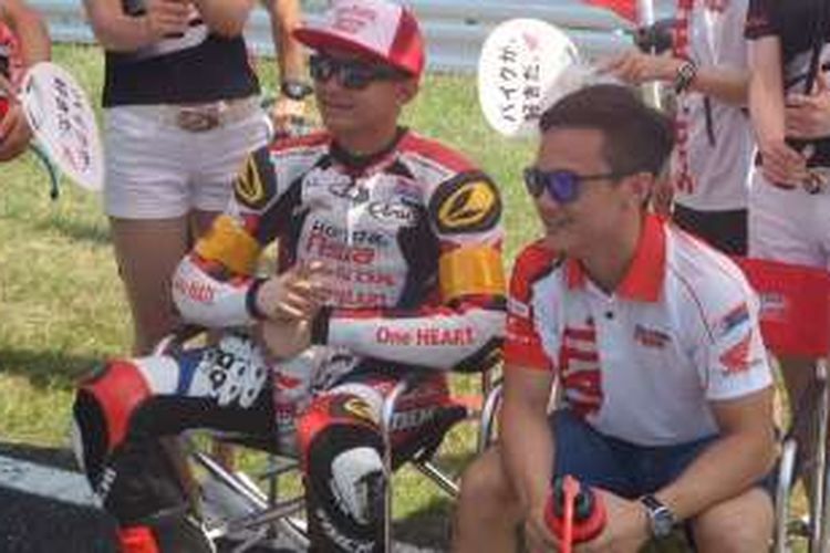 Dua pebalap tim Satu HATI Honda Team Asia, Dimas Ekky Pratama (kiri) dan Muhammad Zaqhlan Zaidi, berfoto di Sirkuit Suzuka, Jepang, sebelum menjalani balapan Suzuka 8 Hours, pada Minggu (31/7/2016).