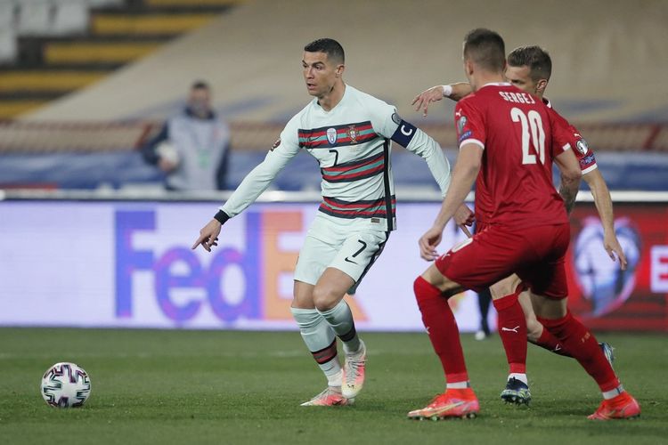 Cristiano Ronaldo (kiri) dibayangi oleh Sergej Milinkovic-Savic dalam laga Grup A Kualifikasi Piala Dunia 2022 Zona Eropa antara Serbia dan Portugal di Stadion Rajko Mitic, 27 Maret 2021. 