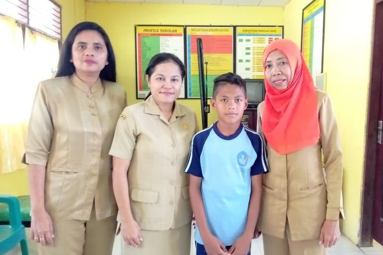 Sandi Lawerang siswa kelas VI SD Inpres 58 Ambon berfose bersama guru-gurunya di ruang guru sekolah tersbeut, usai diwawancarai Kompas.com, Senin (19/8/2019)