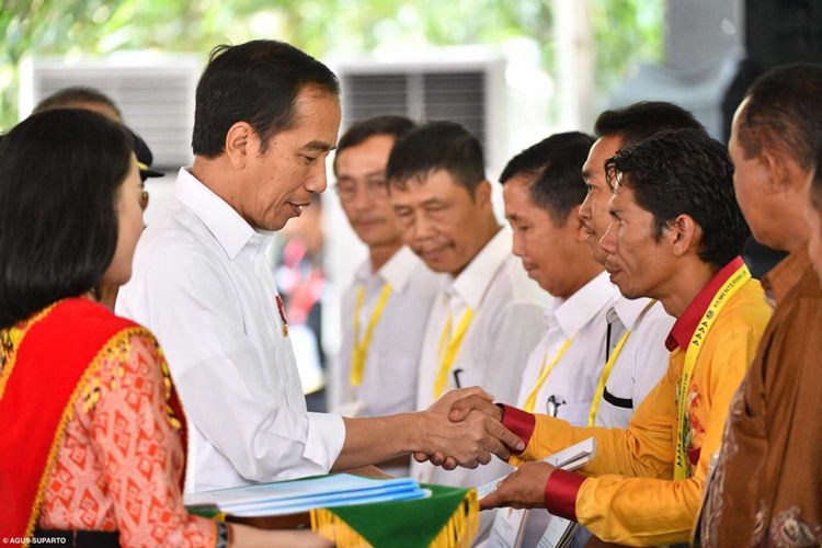 Presiden Joko Widodo menyerahkan surat keputusan (SK) redistribusi tanah obyek reforma agraria (TORA) hutan dan sertifikat hak atas lahan, di Pontianak, Kalimantan Barat, Kamis (5/9/2019).