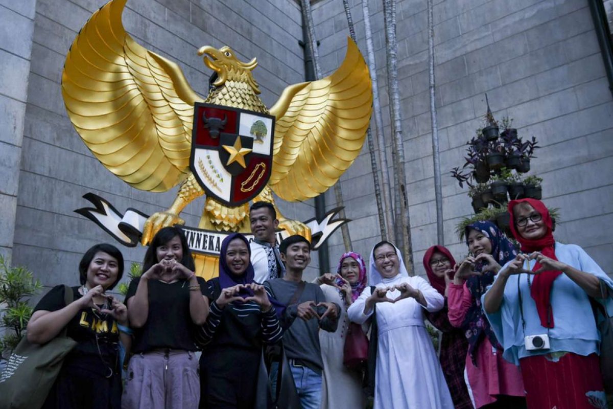 Umat Islam bersama seorang biarawati berpose bersama saat mengikuti tur gereja untuk menunggu waktu berbuka puasa bersama di Gereja Katedral, Jakarta, Jumat (1/6/2018). Kegiatan buka bersama yang digagas Komunitas Kerja Bhakti Demi Negeri itu bertujuan untuk meningkatkan rasa toleransi antarumat beragama.