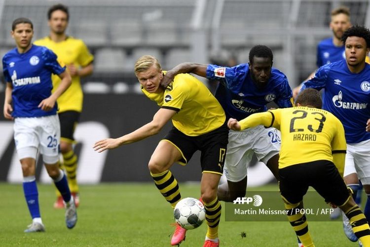 Erling Haaland (tengah) berjibaku pada laga Dortmund vs Schalke di Stadion Signal Iduna Park, Sabtu (16/5/2020).