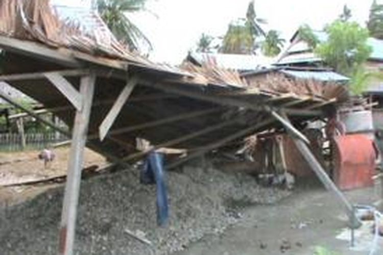 Puluhan rumah di Kecamatan Campalagian, Polewali Mandar, Sulawesi Barat, Sabtu (18/1/2014) porak-poranda diterjang angin puting beliung. Warga yang panik langsung berhamburan keluar rumah.