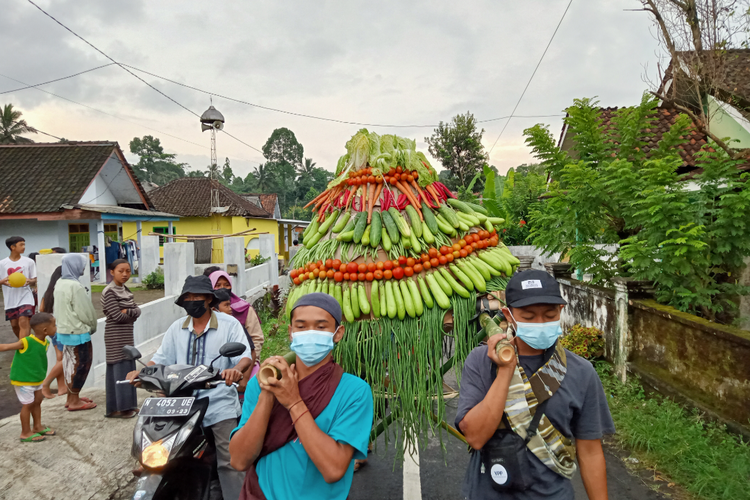 Kirab hasil bumi dan tumpeng setinggi dua meter oleh penyintas Semeru untuk sambut Ramadhan, Jumat (1/4/2022)