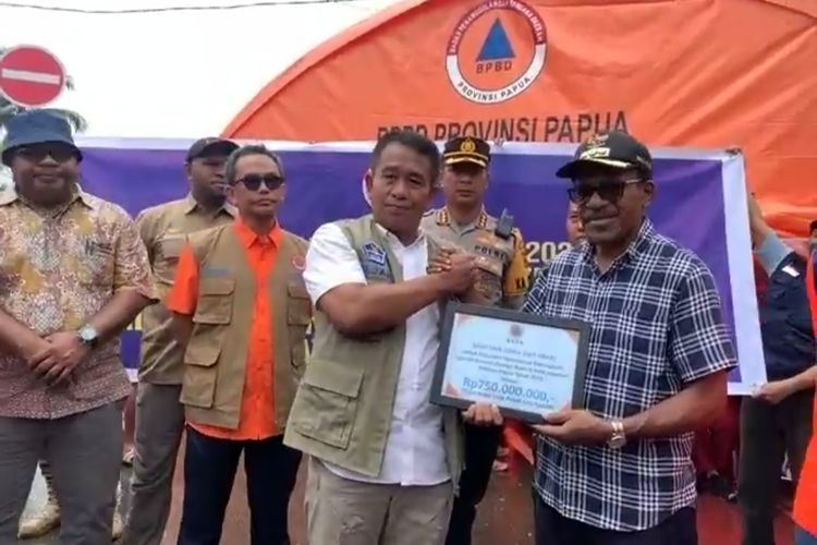 Badan Nasional Penanggulangan Bencana (BNPB) menyerahkan bantuan senilai Rp 1 miliar untuk penanganan pasca gempa bumi di Kota Jayapura, Papua. Bantuan diserahkan pada Sabtu (11/2/2023). 