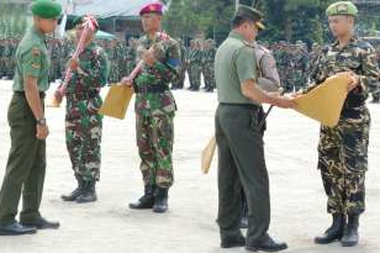 KOMPAS.com/ Mei Leandha -  Pangdam I/BB Mayjen TNI Lodewyk Pusung menyerahkan alat perlengkapan saat pembukaan Karya Bakti TNI merehabilitasi tempat ibadah pasca kerusuhan Tanjungbalai, Selasa (9/8/2016)