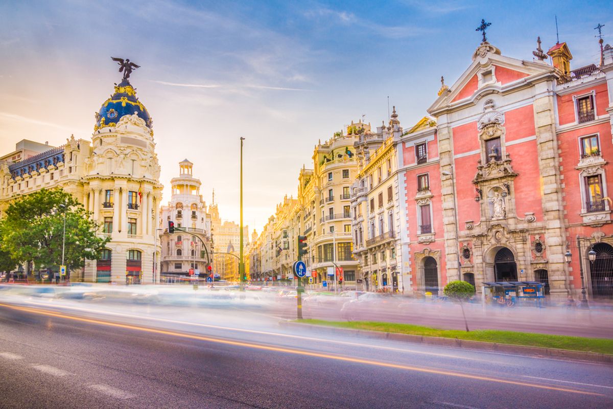 Downtown Madrid, Spanyol. Tempat di mana the Calle de Alcala bertemu the Gran Via. Kawasan ini salah satu spot terkenal di Madrid.