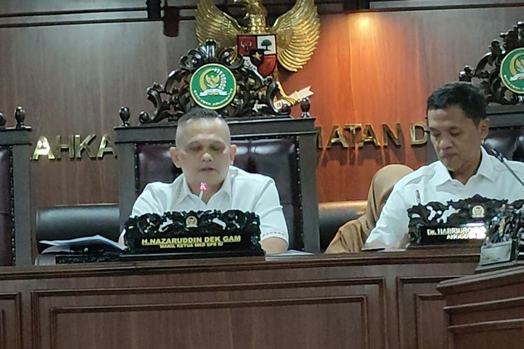 Wakil Ketua Mahkamah Kehormatan Dewan (MKD) DPR Nazaruddin Dek Gam (kiri) saat konferensi pers di Kompleks Parlemen Senayan, Jakarta mengenai pelat nomor DPR palsu, Senin (6/5/2024).