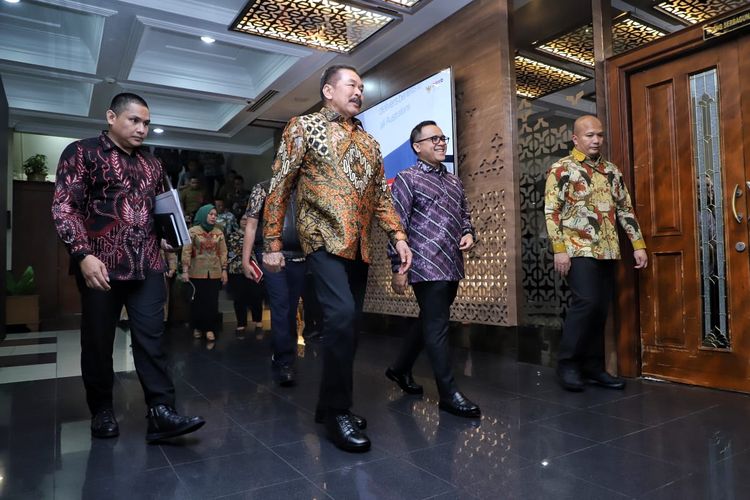 Menteri Pendayagunaan Aparatur Sipil Negara Reformasi Birokrasi (Menpan-RB) Abdullah Azwar Anas bertemu dengan Jaksa Agung Sanitiar Burhanuddin membahas sejumlah upaya penguatan kelembagaan di lingkungan kejaksaan, Jumat (27/10/2023).
