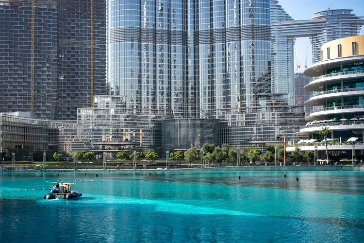 Burj Khalifa, salah satu atraksi paling populer di Dubai.