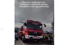 Video Mobil Damkar Tabrak Sepeda Motor yang Parkir di Pinggir Jalan