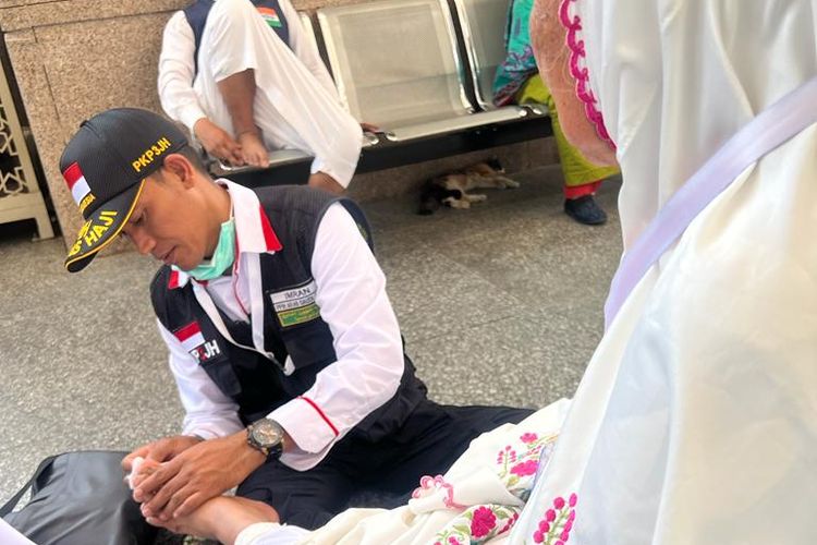 Pertolongan bagi jemaah haji yang mengalami kaki melepuh di Masjidil Haram, Makkah, Arab Saudi.