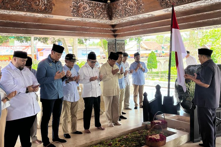 Capres nomor urut 2, Prabowo Subianto bersama Ketum Partai Demokrat Agus Harimurti Yudhoyono berziarah ke makam Presiden Ke-1 Republik Indonesia, Soekarno atau Bung Karno di Blitar, Jawa Timur pada Minggu (17/12/2023).