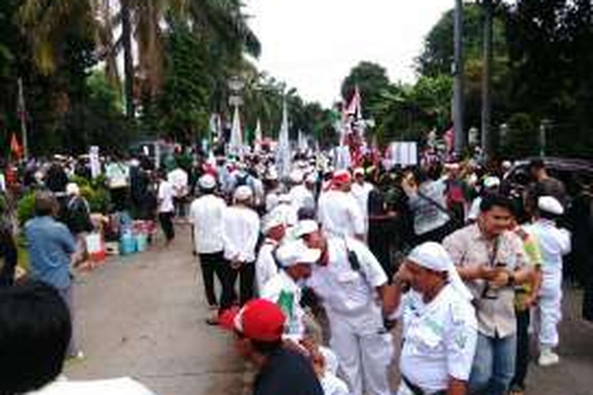 Suasana massa bukan pendukung Ahok dari ormas-ormas keagamaan, di Jalan RM Harsono, Ragunan, Jakarta Selatan. Selasa (10/1/2017).