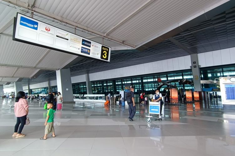 Situasi jelang Hari Raya Idul Fitri di Terminal 3 Bandara Soekarno Hatta, Tangerang, Banten, Selasa (18/4/2023).