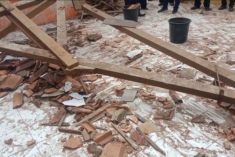 SD N 2 Donorejo yang terletak di Kecamatan Kaligesing, Kabupaten Purworejo mengalami kerusakan parah akibat atap gedung salah satu kelas ambrol pada Kamis (30/5).
