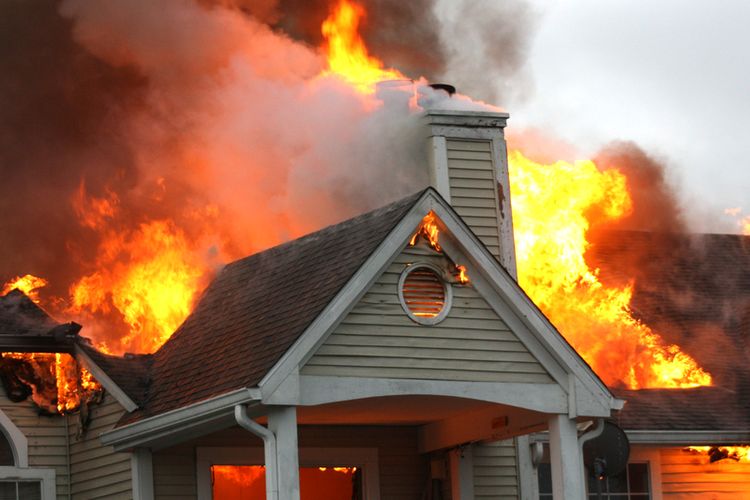 Ilustrasi kebakaran rumah. 