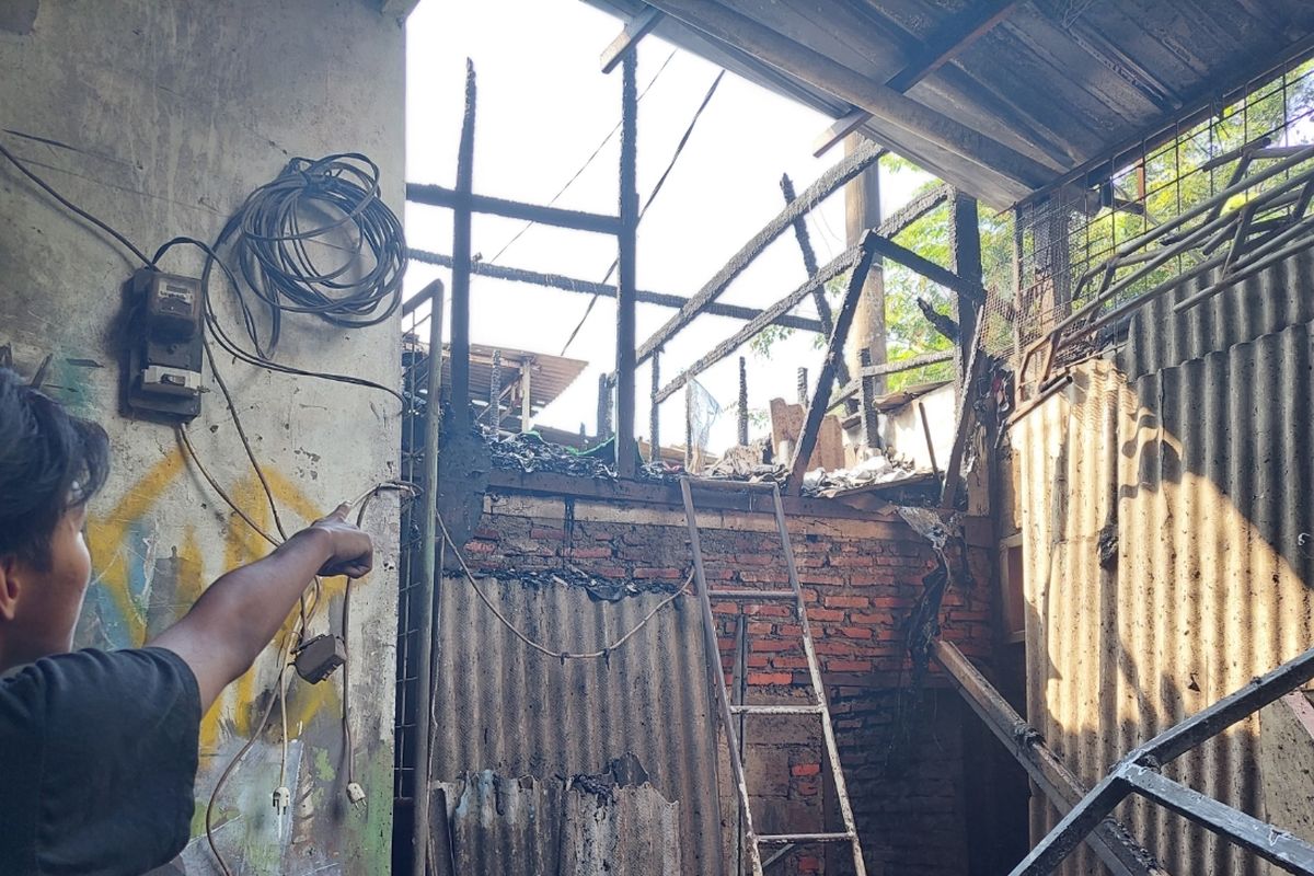 Kamar di sebuah bangunan di Kecamatan Cipondoh, Kota Tangerang, terbakar pada Rabu (22/9/2021) siang.