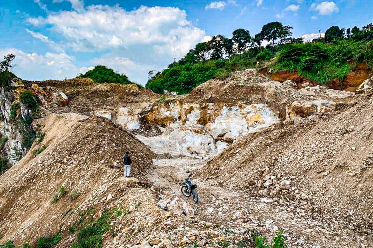 Aktivitas pertambangan di kawasan karst Citatah, Kabupaten Bandung Barat.