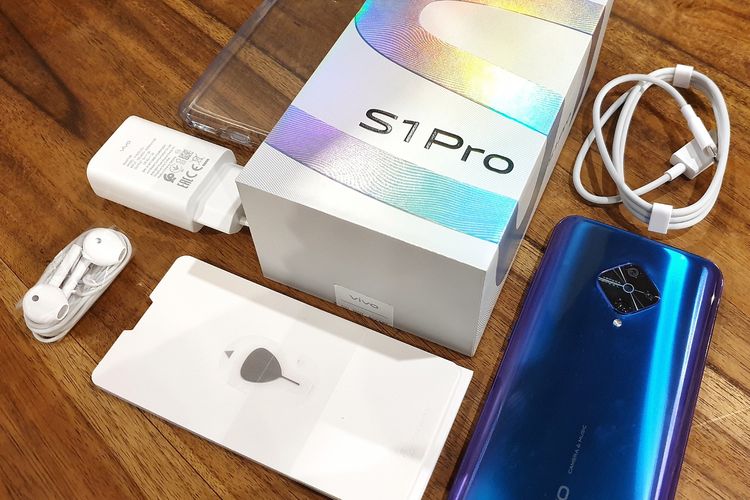 Isi kotak penjualan Vivo S1 Pro. Ketika meminang ponsel ini, selain mendapatkan unitnya, pengguna bakal mendapatkan soft case, adapter charger, earphone, kabel data, SIM ejector, dan buku panduan.