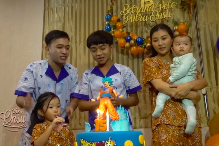 Betrand Peto mendapat pesta ulang tahun kejutan dari orangtuanya, Ruben Onsu dan Sarwendah.