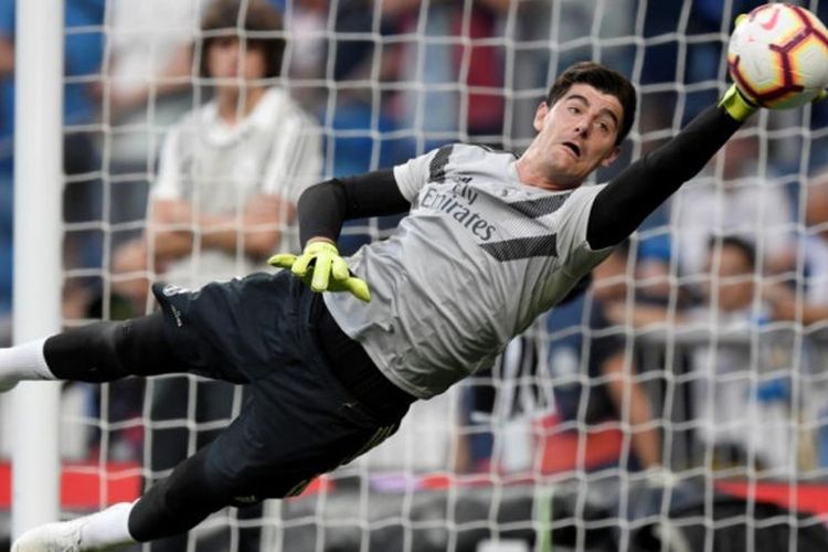 Aksi kiper Real Madrid, Thibaut Courtois, saat menjalani pemanasan menjelang duel Liga Spanyol lawan Leganes di Santiago Bernabeu, Madrid, 1 September 2018.
