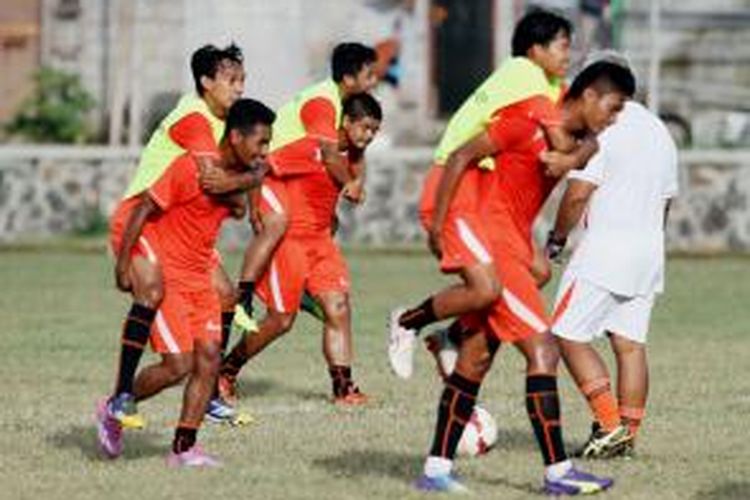 Sejumlah pesepak bola Persija Jakarta berlatih di Lapangan Mako Brimob, Kelapa Dua, Depok, Jawa Barat, Kamis (8/1/2015).