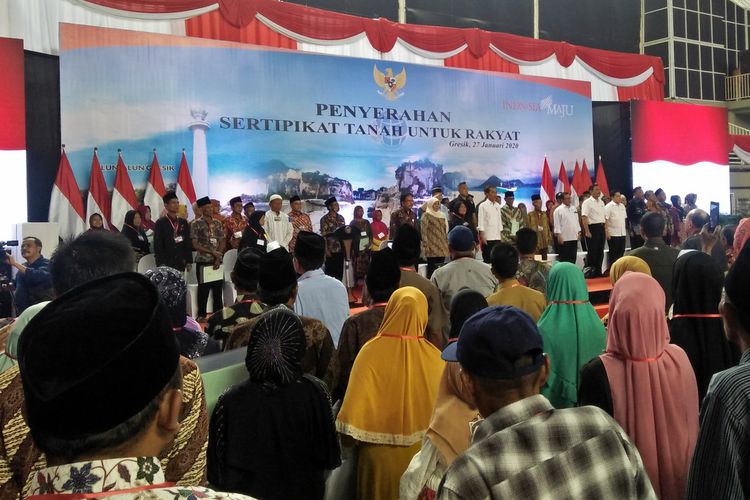 Presiden Joko Widodo (Jokowi) saat menghadiri acara penyerahan sertifikat di gedung WEP Gresik, Senin (27/1/2020).